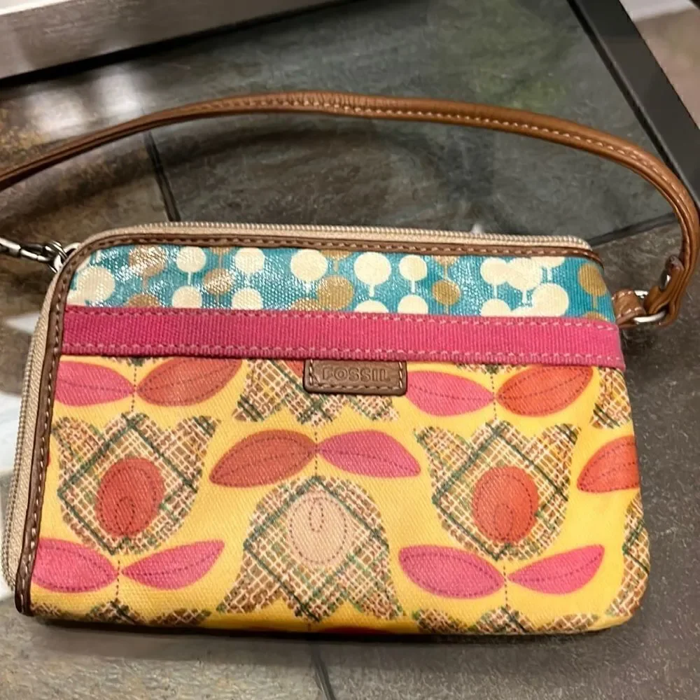 FOSSIL WRISTLET IN LIKE NEW CONDITION